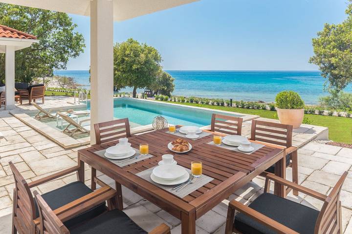 Ferienhaus für 6 Personen, mit Whirlpool und Terrasse sowie Garten und Pool in Bale