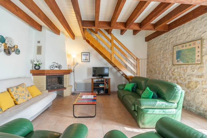 Pequeña casa 'Gite Oléron Piscina Interior' con jardín compartido y Wi-Fi in La Gripperie-Saint-Symphorien, Region de Rochefort