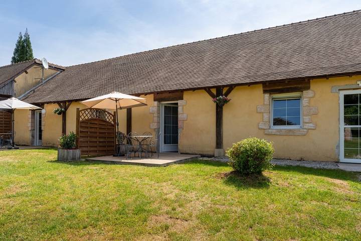 Gîte pour 3 personnes, avec piscine ainsi que vue et terrasse à La Châtelaine - 3