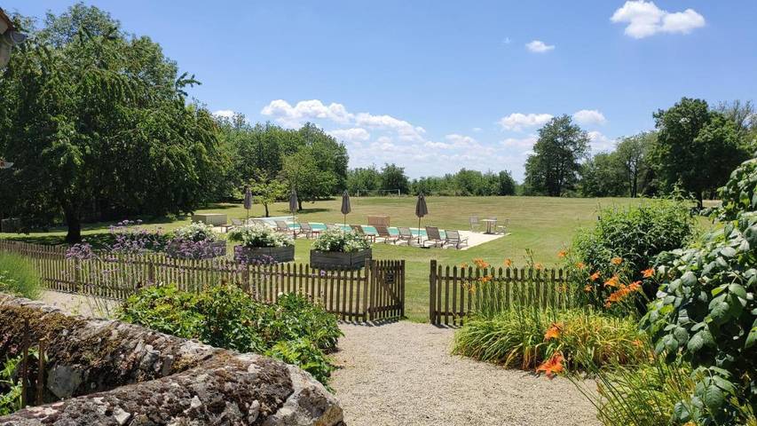 Gîte pour 3 personnes, avec jacuzzi et jardin ainsi que sauna et piscine, adapté aux familles à Cuzance - 4