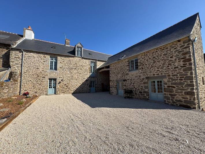 Gîte pour 15 personnes, avec Terrasse ainsi que Jardin et Vue à Saint-Suliac