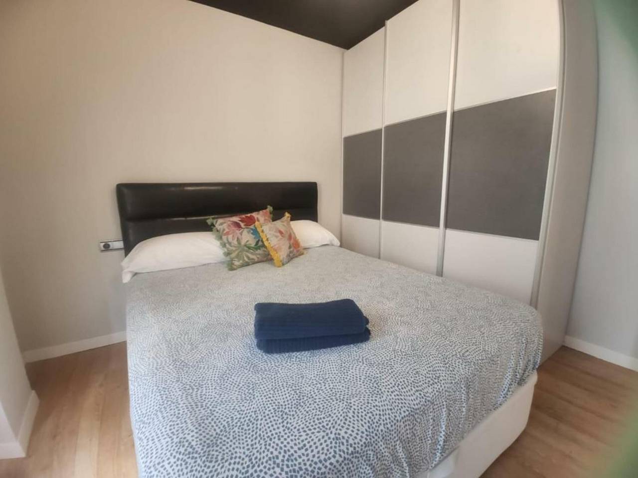 Entire apartment, Ground-Floor Apartment in Jaca with Terrace, Pool, and Garage for 6 Guests in Jaca, Spanish Pyrenees