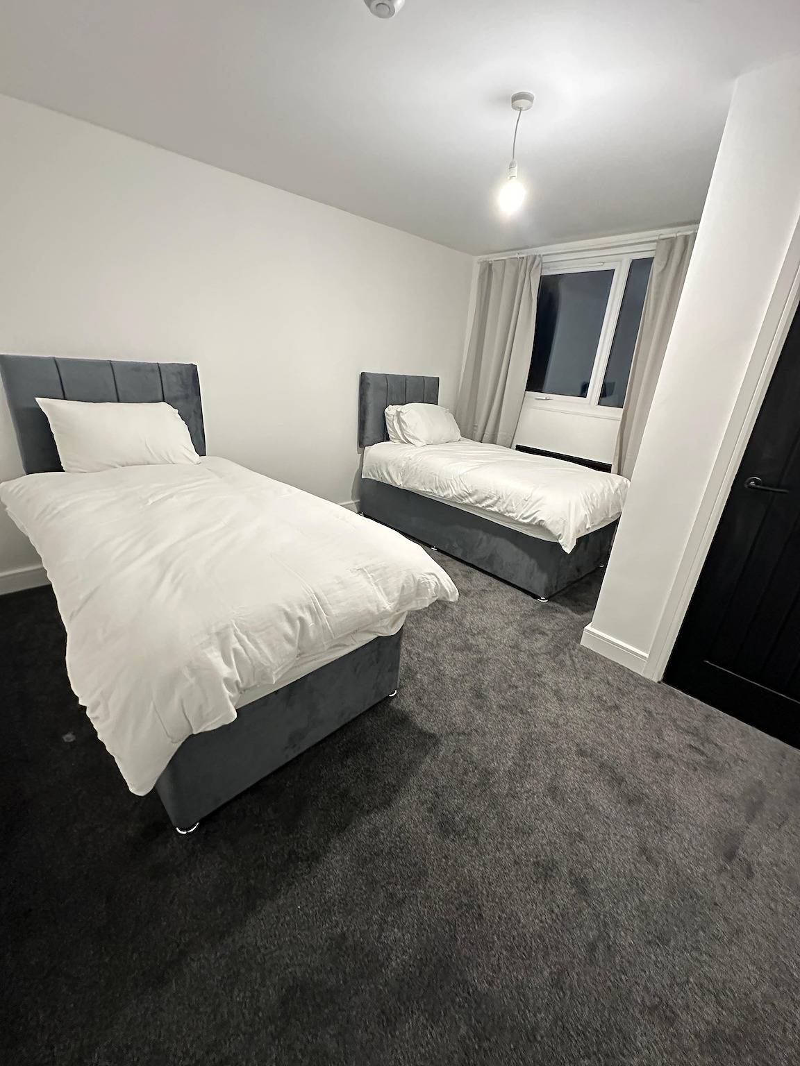 House-Sleeps8-Parking-Garden in Leeds, West Yorkshire