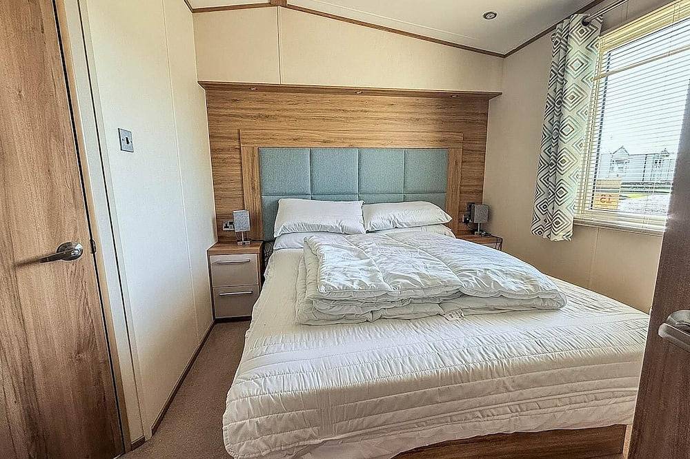 Modern 6 berth caravan with front decking at Manor Park, Hunstanton in Hunstanton, Norfolk Coast