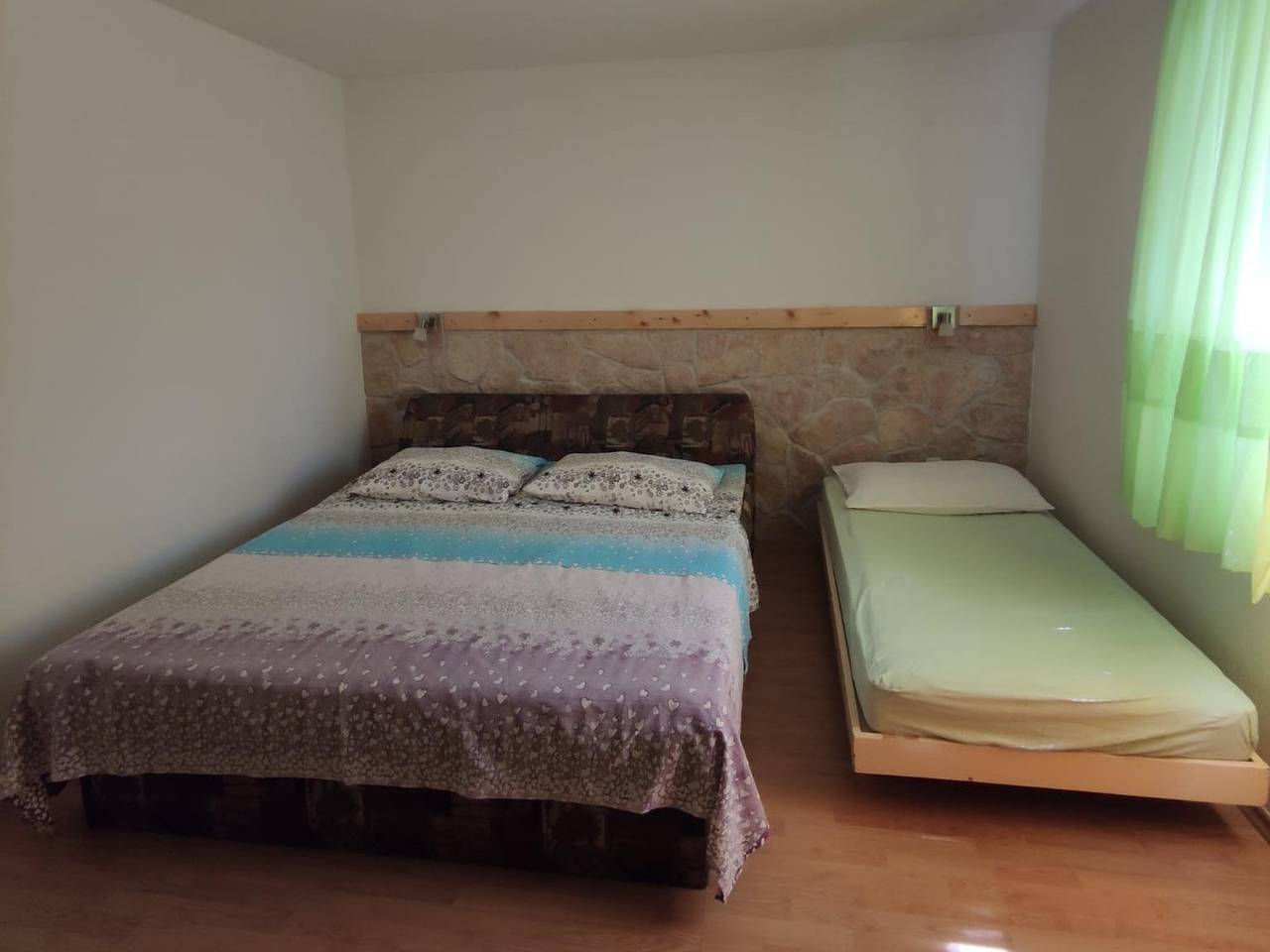 Ganze Wohnung, 2-Zimmer-Ferienwohnung mit Terrasse und Meerblick Grebastica, Sibenik A-24934-d in Zaboric, Šibenik-Knin