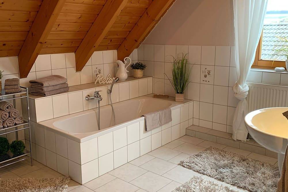 Ganze Wohnung, Moderne, Top gepflegte, große Ferienwohnung im Weserbergland, für 2-6 Personen. in Lauenförde, Landkreis Holzminden