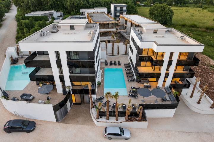 Villa pour 45 personnes, avec terrasse ainsi que piscine et jardin, animaux acceptés à Pomer - 3