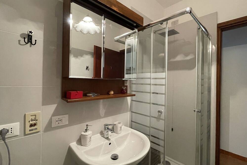 Apartamento entero, Hermoso apartamento para 4 personas con Tv y terraza in San Lorenzo al Mare, Riviera di Ponente