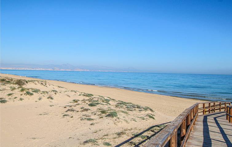 Apartamento vacacional entero, Apartamento 1BR junto a la playa con aire acondicionado, piscina y terraza in Los Arenales del Sol, Elche