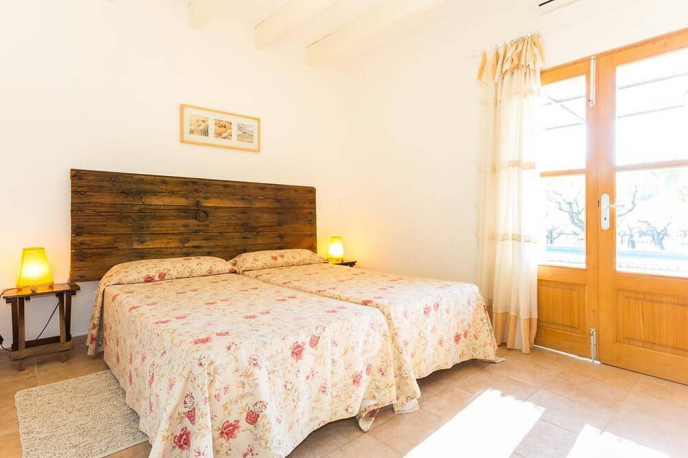 Awesome home in Selva with private swimming pool, can be inside or outside in Selva, Majorca Center