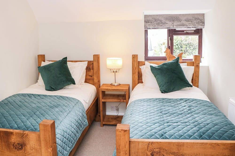 Smithy Cottage, pet friendly, with a garden in Chesterfield in Derbyshire