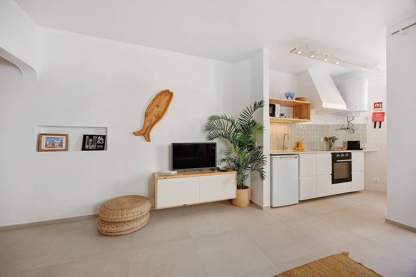 Lemon House – Cozy Home Near the Beach and City Center in Santa Maria, Lagos