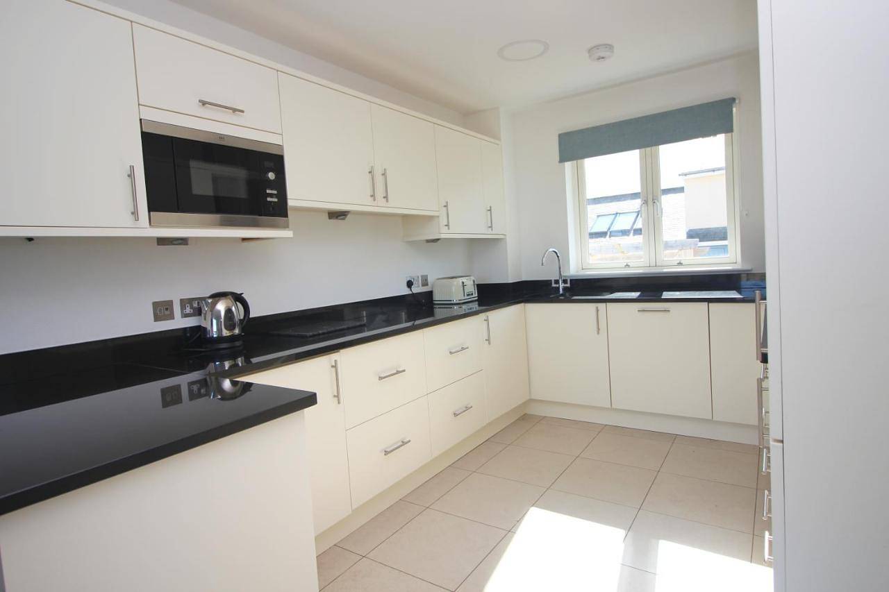 Entire apartment, By The Beach, The Quies, Beach House in Constantine Bay, Cornwall