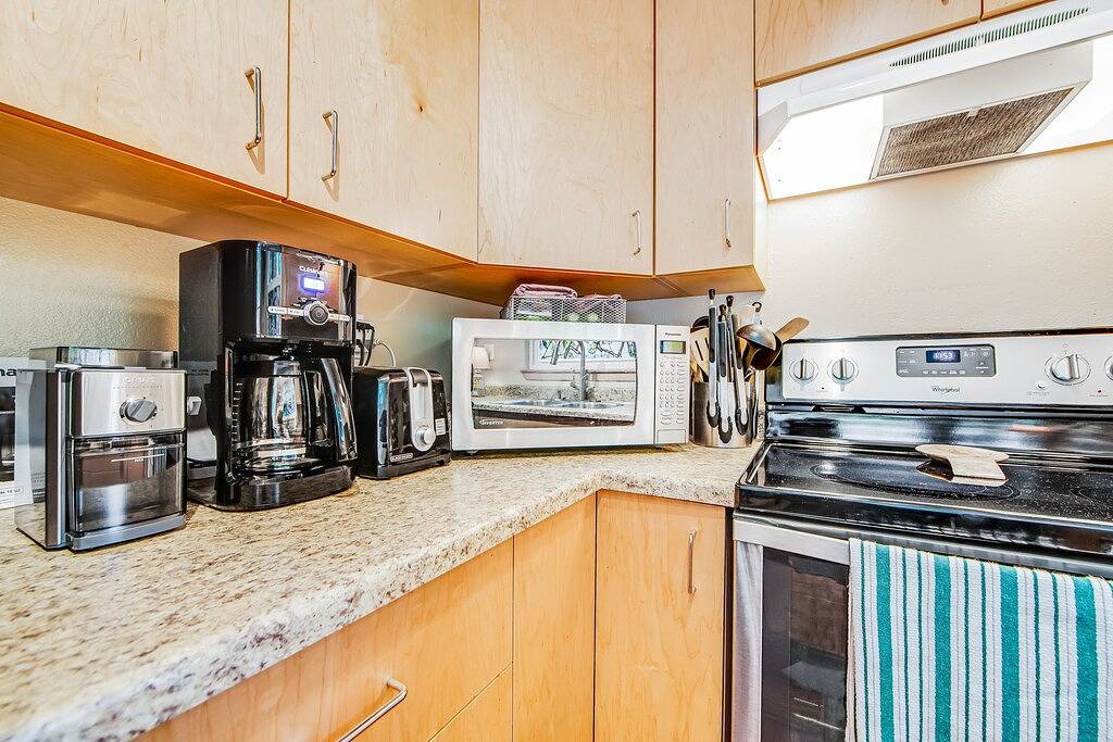 Wooded gem with large deck, fast Wifi, grill & great location - dog-friendly in California North Coast