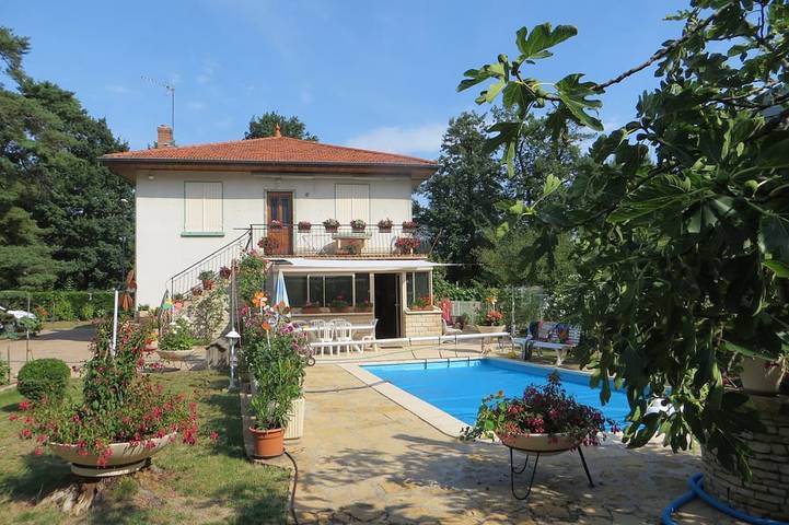 Gîte pour 4 personnes, avec jacuzzi ainsi que jardin et terrasse à Marcy-l'Étoile