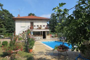 Gîte pour 4 personnes, avec jacuzzi ainsi que jardin et terrasse à Marcy-l'Étoile