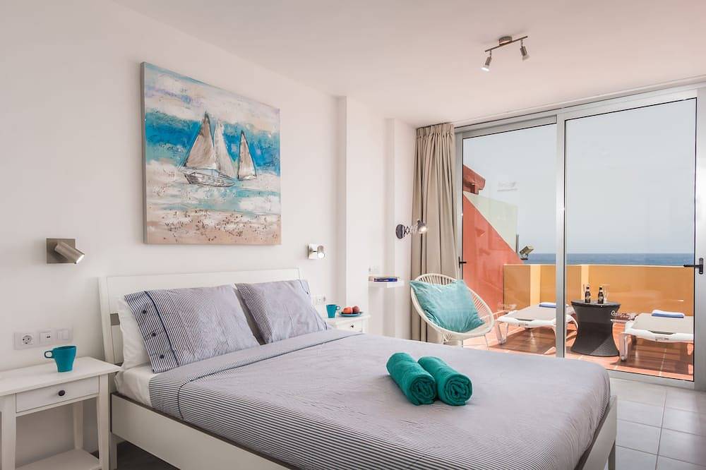 Entire apartment, Ocean View Penthouse Ii. Beachfront Wifi & A / C. 23m2 private terrace. in Playa de Gran Tarajal, Gran Tarajal