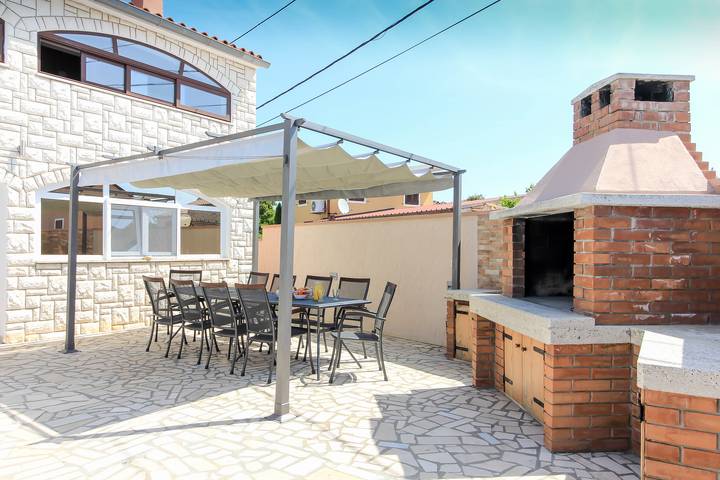 Ferienhaus für 12 Personen, mit Terrasse und Pool sowie Garten, mit Haustier in Sisan - 4