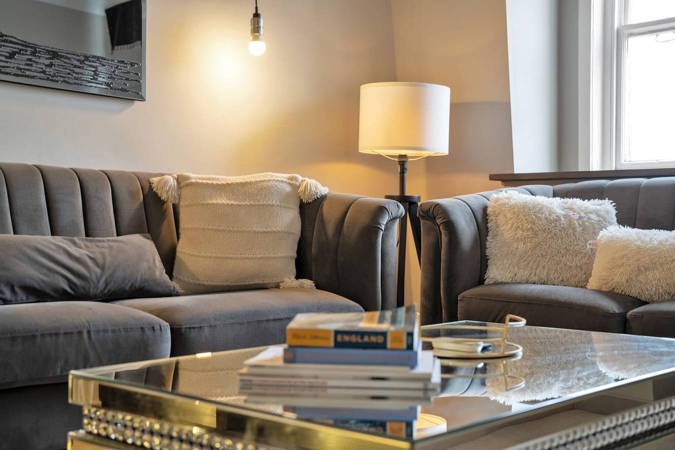 Entire apartment, Deluxe-2bedroom apartment behind Harrods w Ac in Kensington and Chelsea, London