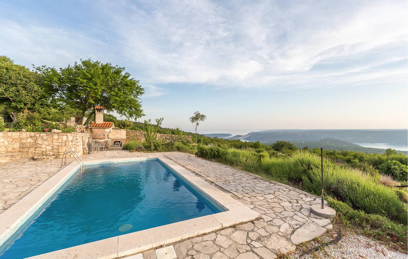 Gemütliche Ferienwohnung mit Meerblick, Pool, WLAN und Parkplatz in Labin, Ostküste Istrien