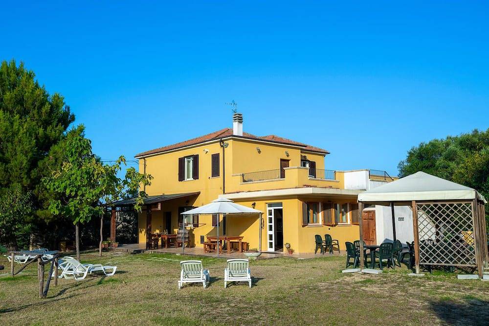 5 bedroom lovely home in Roseto degli Abruzzi in Roseto degli Abruzzi, Provincia di Teramo