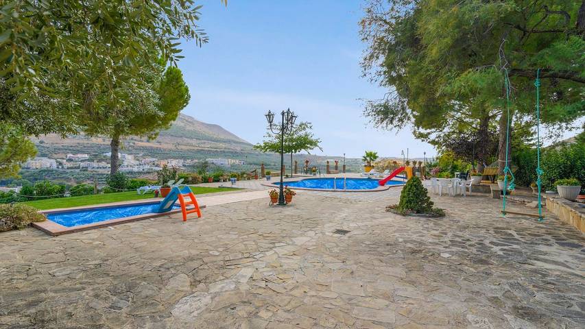 Chalet para 14 personas, con balcón/terraza y piscina en Loja - 4