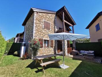 Gîte pour 6 personnes, avec jardin à Err