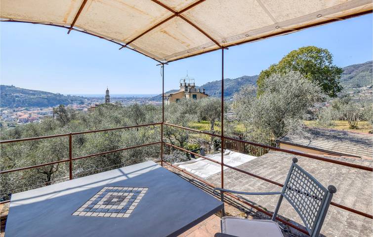 Appartamento con vista mare con AC, parcheggio, terrazza, piscina e WiFi in San Salvatore, Cogorno