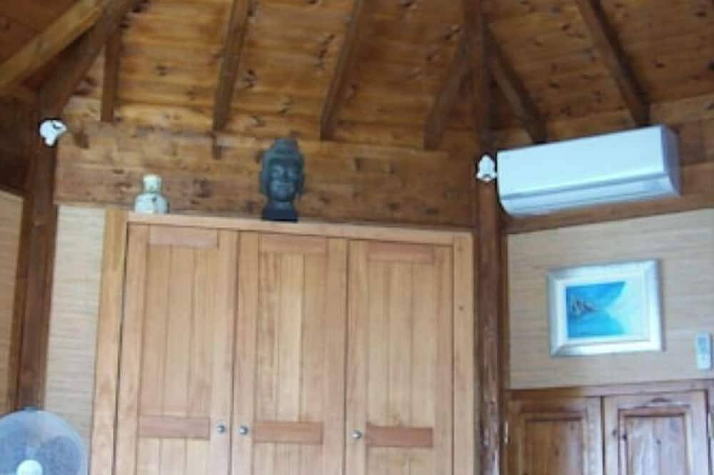 Bungalow- wooden chalet, comfort, 180° sea view, infinity pool, garden, 2 pers in Èze, Nizza Region