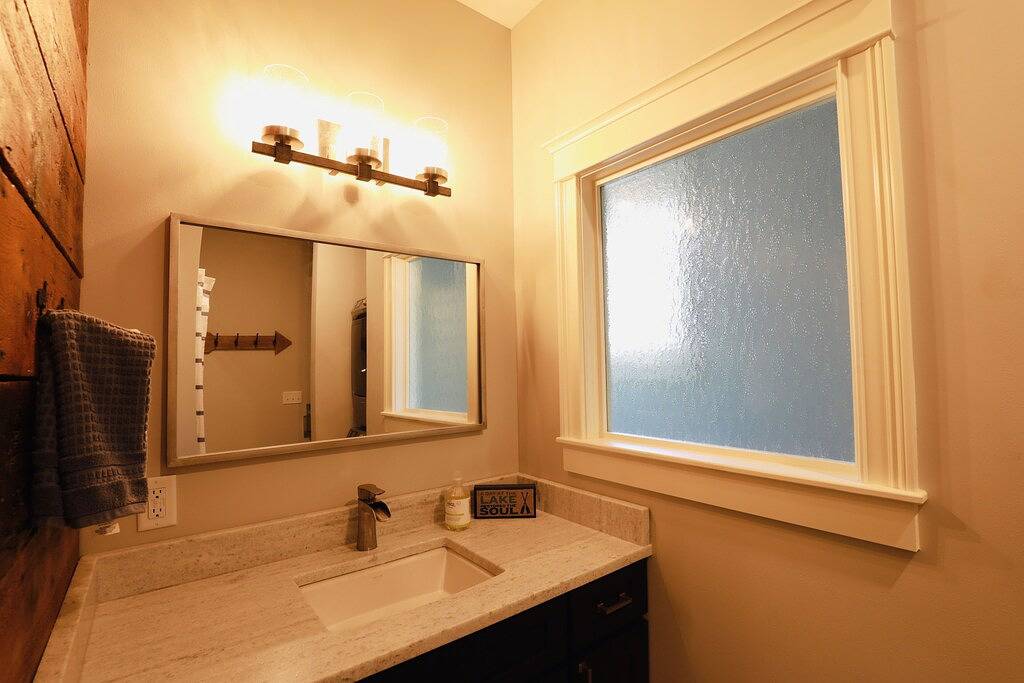 In-town Couples Getaway with Dockslipl in Holderness, Squam Lake