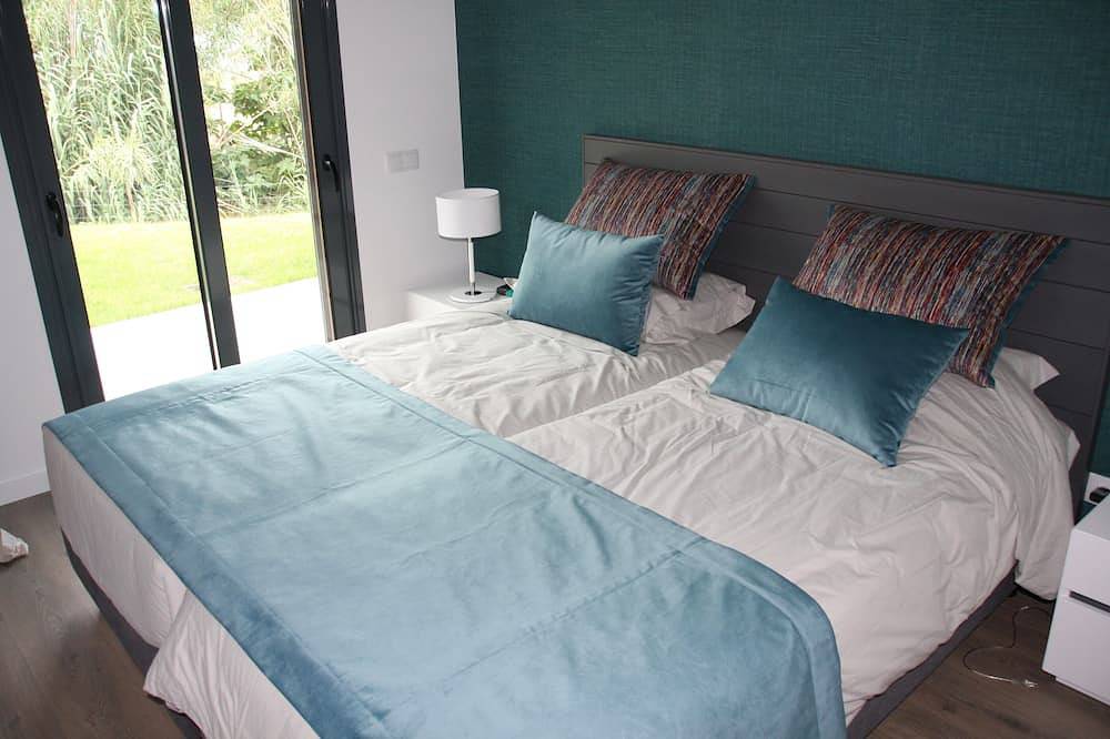 Hel lägenhet, Nabaía, ground floor new apartment 7-9 pers. with sea view in Salir do Porto in Salir do Porto, Tornada e Salir do Porto