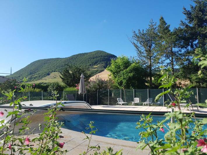 Location de vacances pour 8 personnes, avec vue ainsi que piscine et jardin à Saint-Georges-de-Luzençon