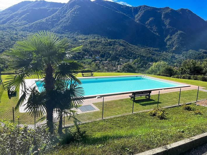 Ferienwohnung für 6 Personen, mit Balkon und Pool sowie Seeblick