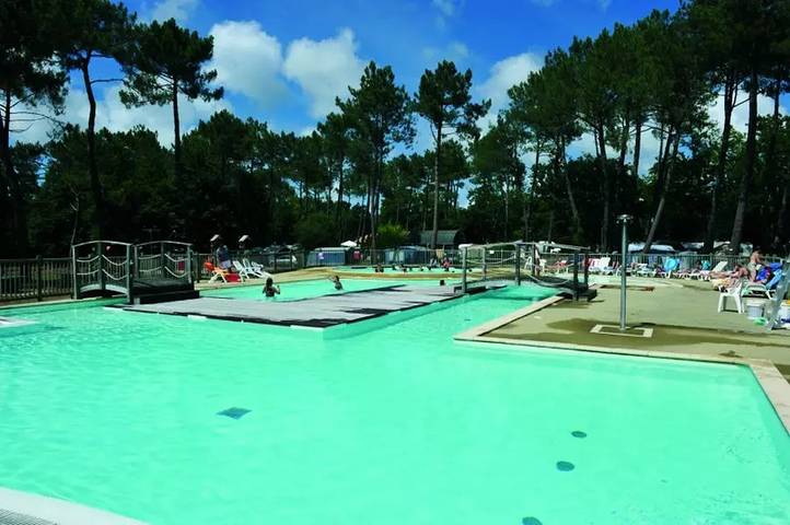 Mobil home pour 6 personnes, avec terrasse et piscine à Azur - 3