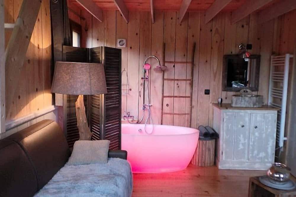 Cabane la terre est ronde pour ceux qui s'aiment in Colleville, Région du Havre