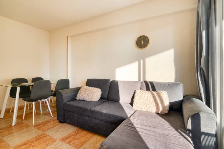 Apartamento entero, Apartamento 'Karola' con piscina comunitaria, jardín compartido y balcón in Benidorm, Costa Blanca