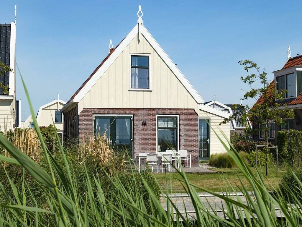 Ferienhaus in Uitdam mit Terrasse in Markermeer