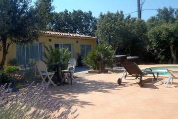 Cottage pour 5 personnes, avec sauna ainsi que jardin et jacuzzi à Sainte-Anastasie-sur-Issole