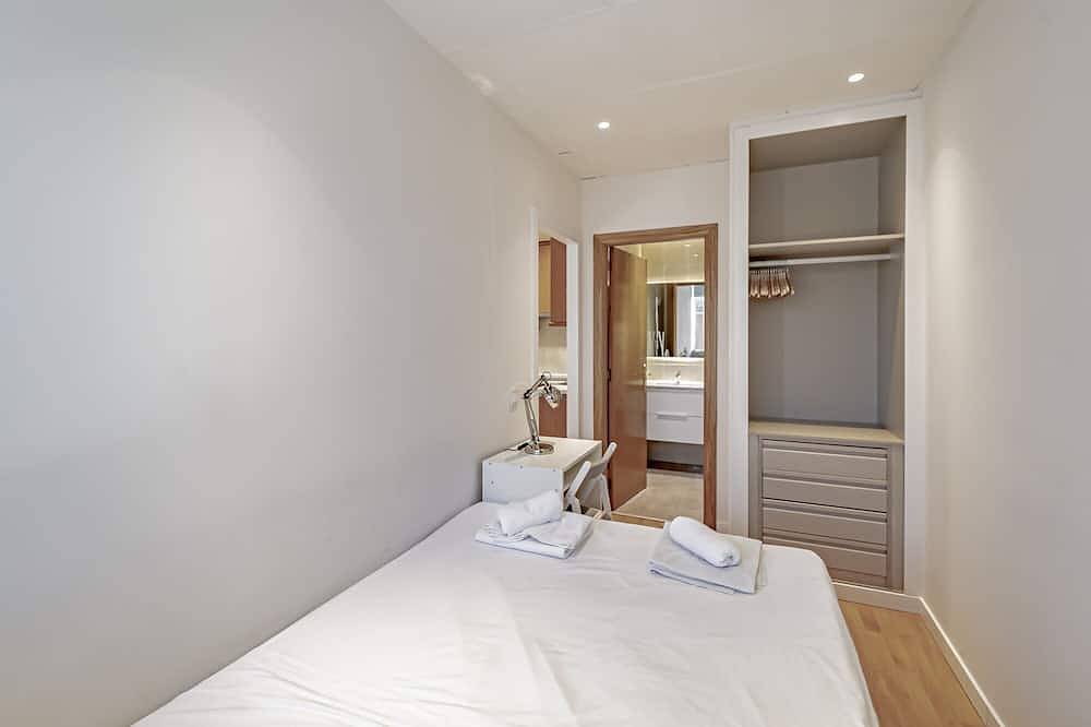 Entire apartment, New Apartment Madrid Feria 103 in Madrid, Madrid Province
