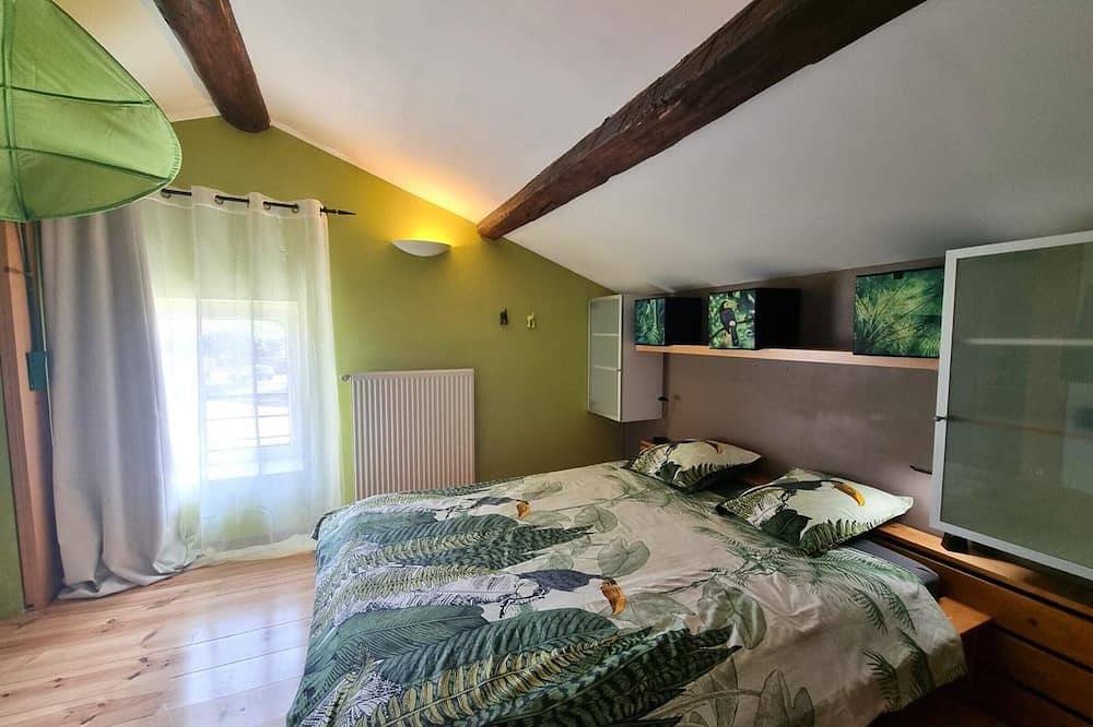 Gîte authentique avec terrasse et tout confort, entre Monts du Lyonnais et bassin Stéphanois in Tartaras, Parc Naturel Régional du Pilat