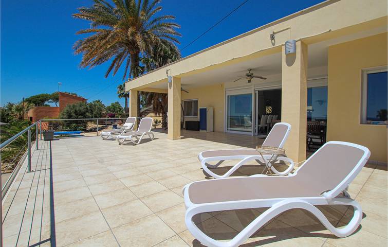 Amplio Apartamento de 162m2 con Piscina y Parking, a 2km de la Playa Cala del Barranc d'Aigües in Platja de l'Amerador (el Campello), Campello