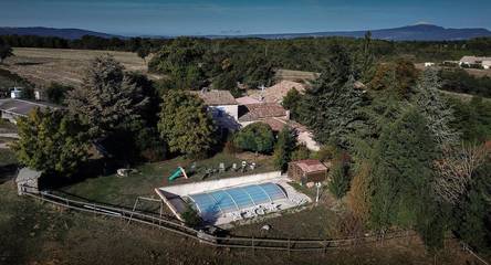 Maison d’hôte pour 4 personnes, avec piscine ainsi que terrasse et jardin à Revest-du-Bion