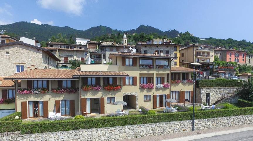 Appart’hôtel pour 5 personnes, avec Balcon et Terrasse ainsi que Jardin et Vue sur le lac à Tignale