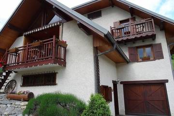 Gîte pour 9 personnes, avec jardin et balcon à La Compôte