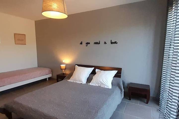 Gîte pour 10 personnes, avec piscine ainsi que jardin et terrasse à Pouzolles - 4