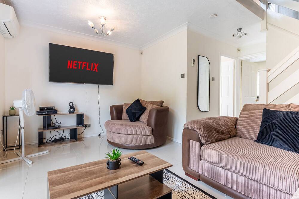 Luxury 3Br • Sleeps 8 • Parking in Dartford, Kent