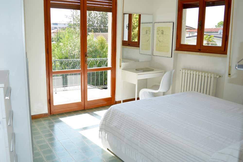 Villa Forte dei Marmi 600 m vom Meer entfernt mit Whirlpool im Garten in Forte dei Marmi, Italienische Riviera