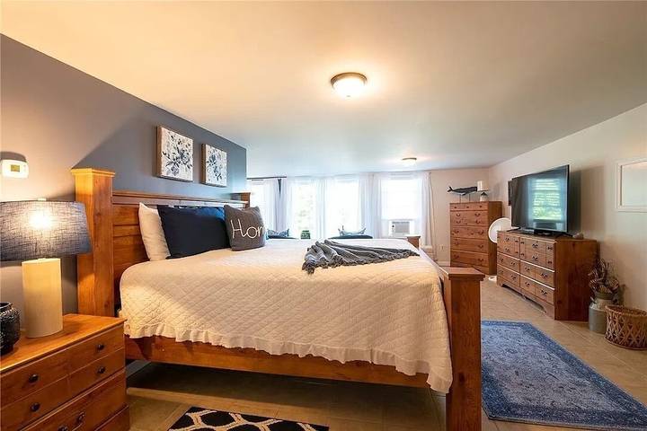 Vacation rental for 14 people, with hot tub and yard in Finger Lakes