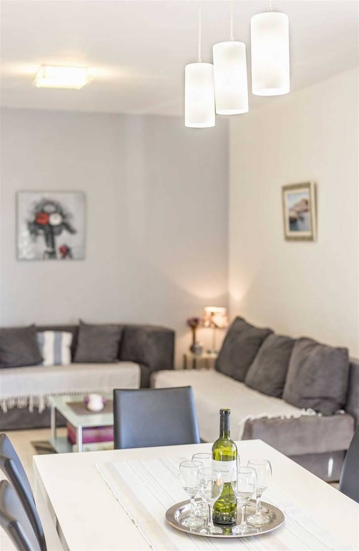 Ganze Wohnung, Perfect accommodation for larger families for eight people, Jelena G. app 2 in Srima, Šibenik-Knin