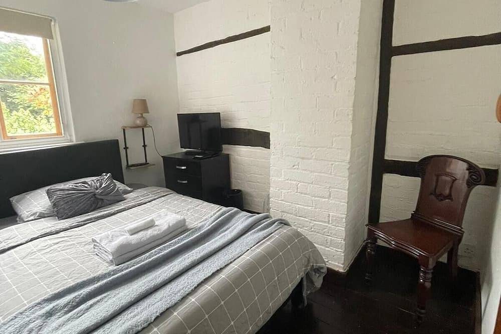 This charming 17th Century Grade Ii listed Cottage in Marlow, Chiltern Hills